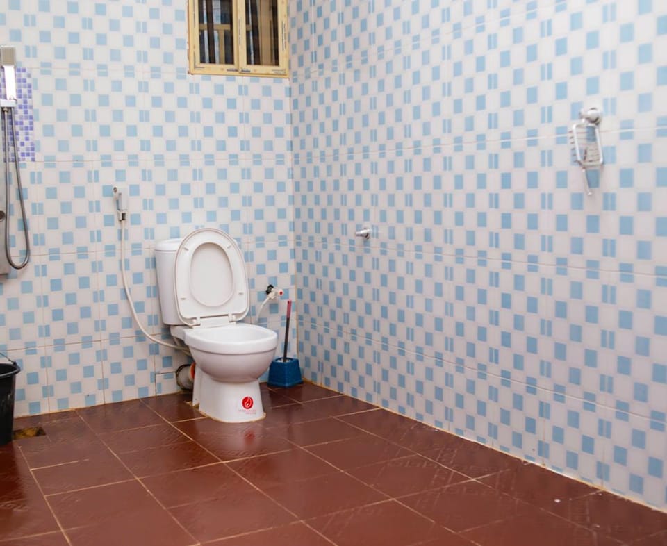 Classic Single Room | Bathroom | Free toiletries, slippers, towels, soap