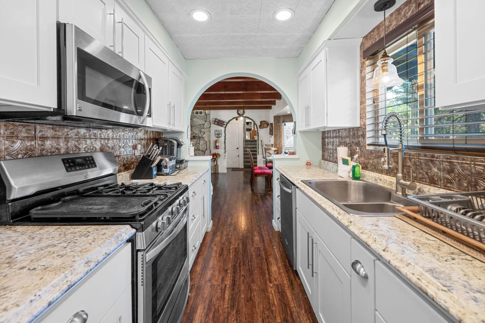 Signature House, 3 Bedrooms, Mountain View | Private kitchen | Coffee/tea maker, fridge, microwave, oven