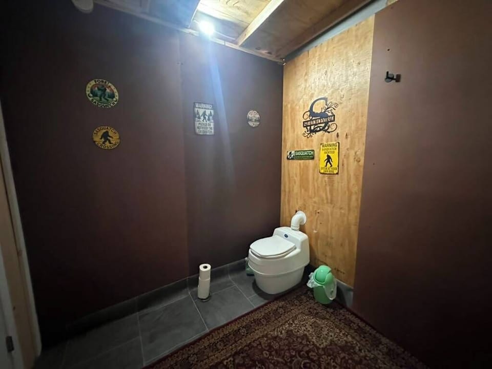 Classic Tent, 2 Twin Beds, Pets Allowed, Mountain View | Shared bathroom