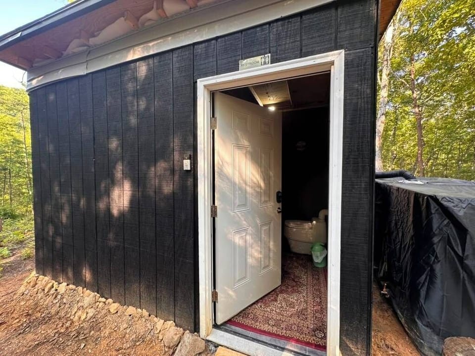 Classic Tent, 2 Twin Beds, Pets Allowed, Mountain View | Shared bathroom