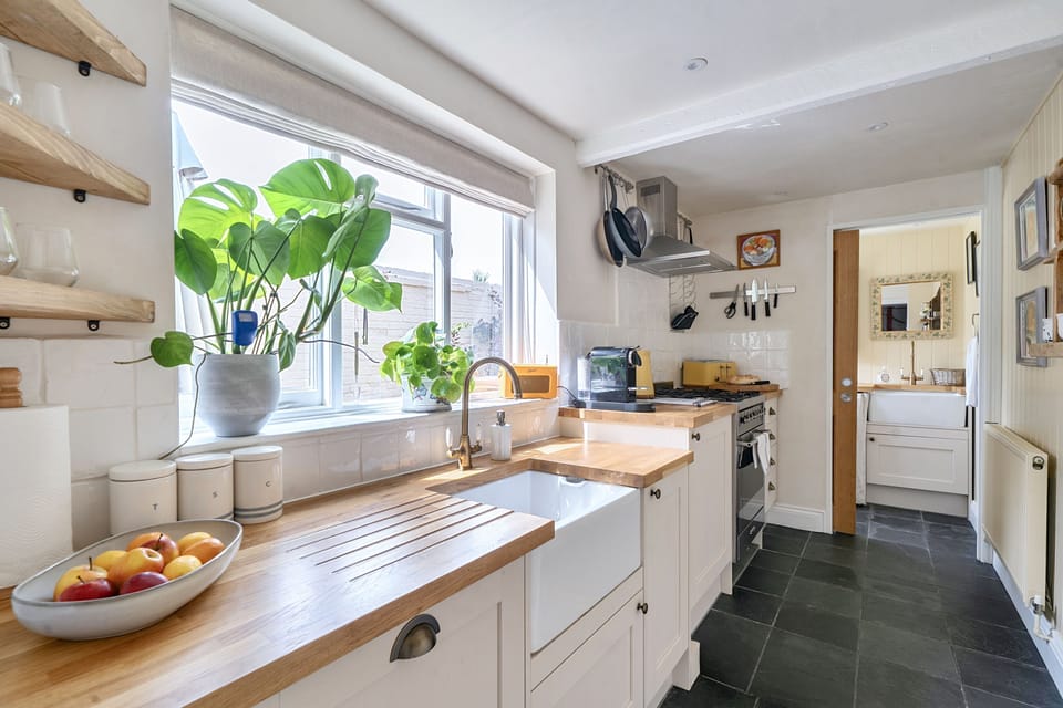 Ropers Cottage, Bridport: The kitchen is well-equipped