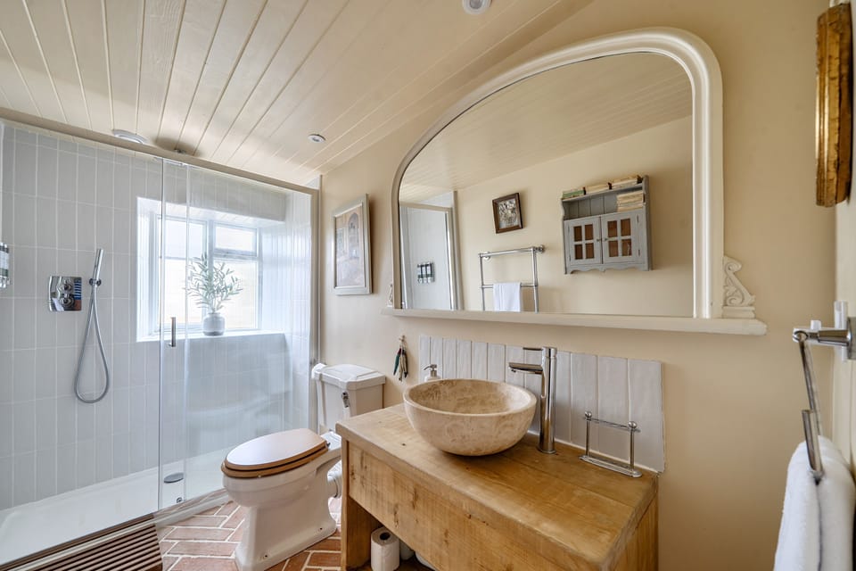 Ropers Cottage, Bridport: The first floor shower room