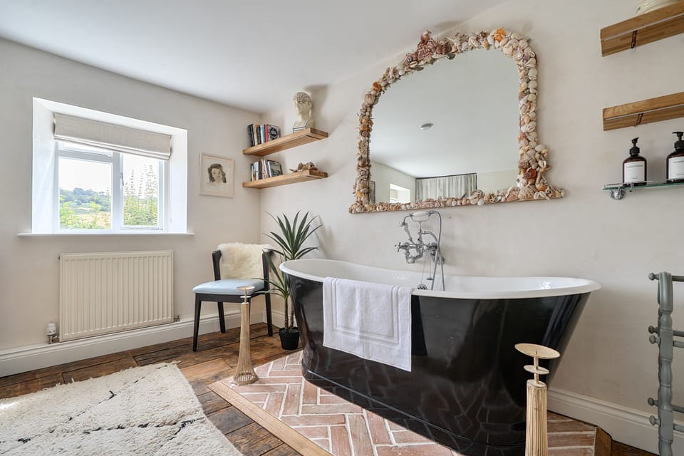 Ropers Cottage, Bridport: Relax in the bath after a day of exploring