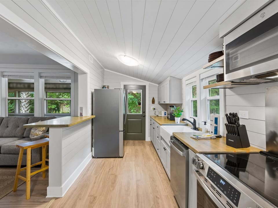 Fully Equipped Kitchen - Stainless Steel Appliances