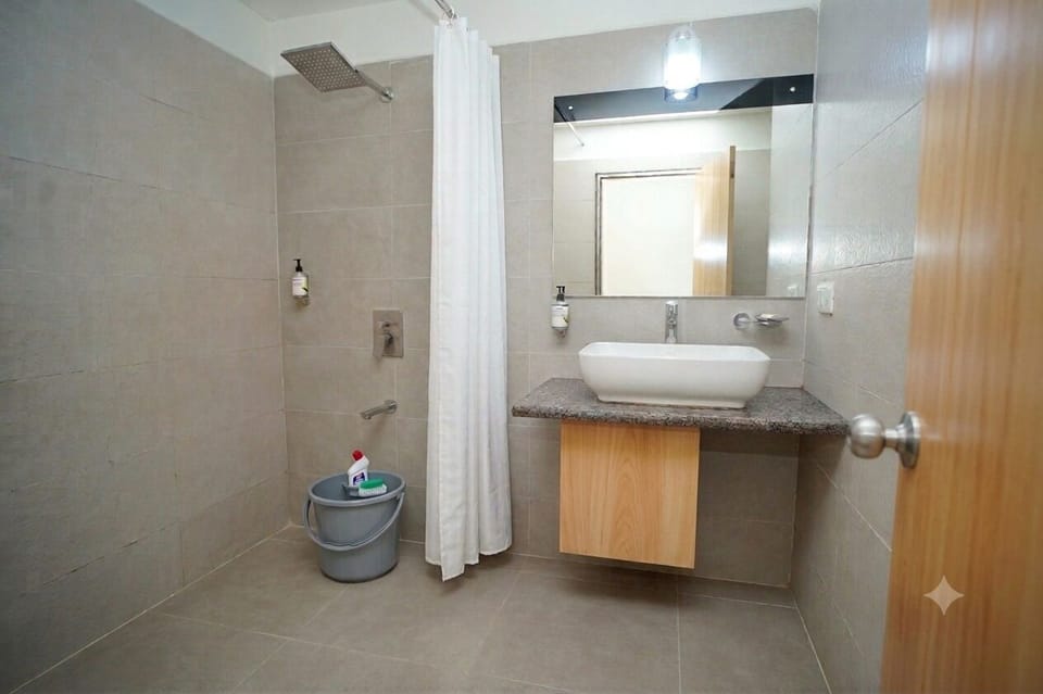 Superior Room | Bathroom | Shower, towels, soap, shampoo