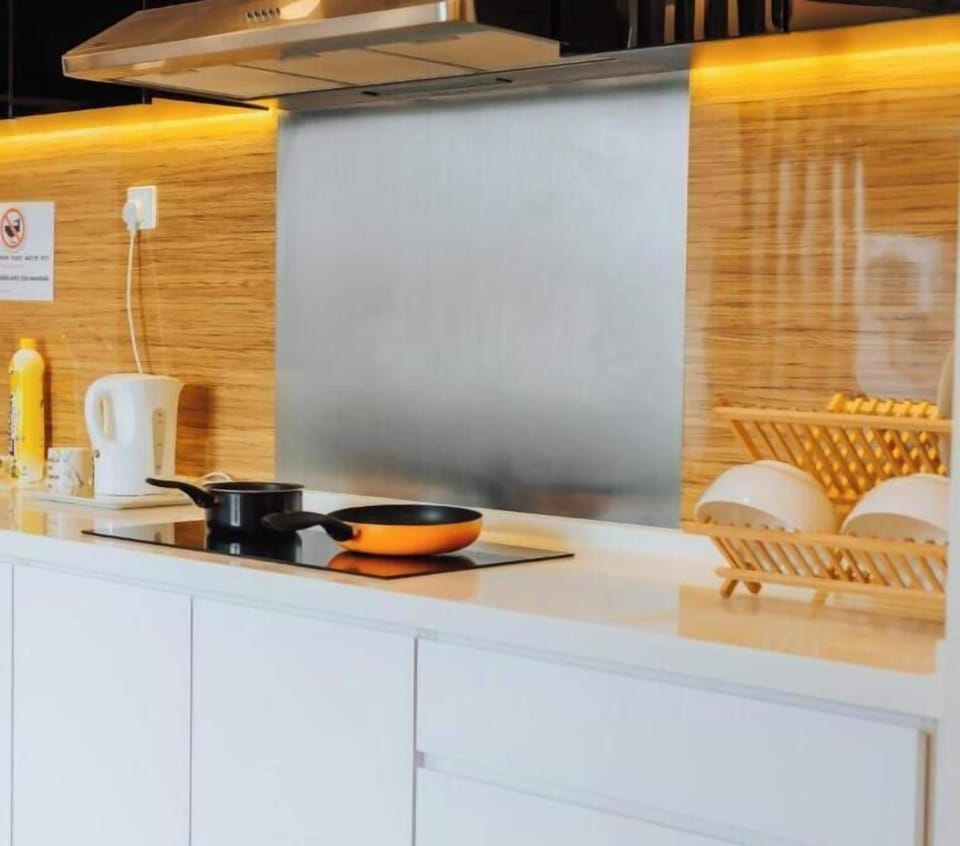 Studio | Private kitchen | Fridge, stovetop, dining table