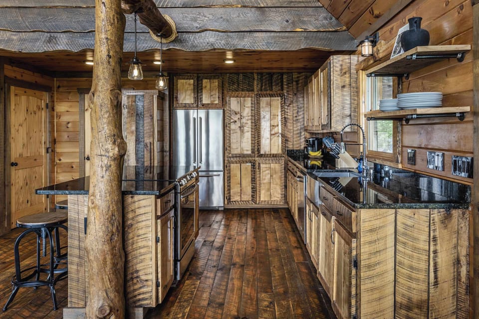 A full-size fridge, ample counters, and a log-cabin galley layout make meal prep a breeze for big groups.