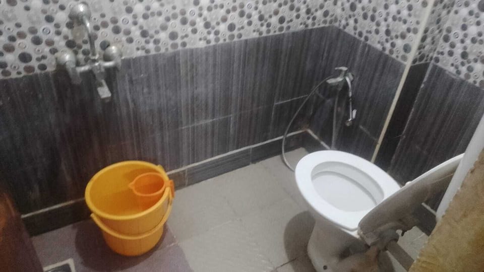 Junior Double Room, City View | Bathroom | Shower, free toiletries, towels, soap