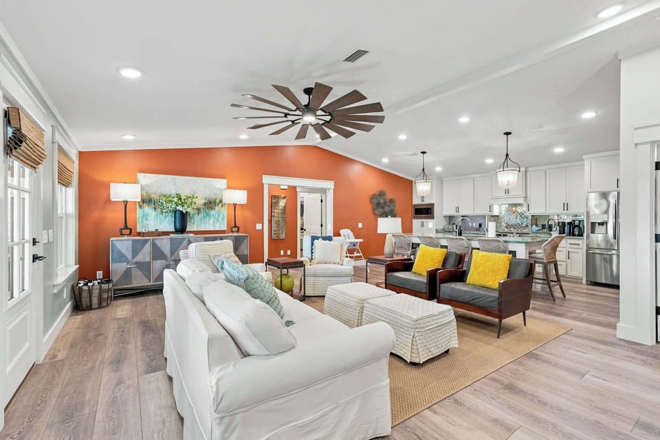 Everyone together, no one crowded — this open living space keeps the whole group connected.