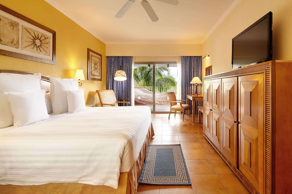 Free minibar, in-room safe, desk, blackout drapes