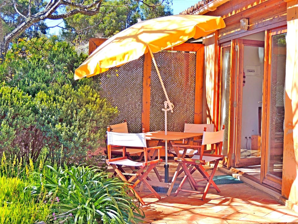 Cozy outdoor space with table and chairs, perfect for al fresco dining, peaceful breakfasts or sunset dinners. Surrounded by nature, it invites relaxation, reading and shared moments in total tranquility.