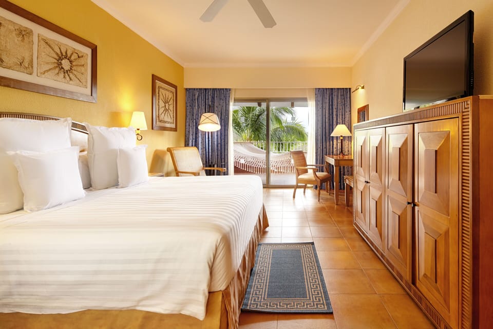 Junior Suite, Oceanfront (Premium Level) | Free minibar, in-room safe, desk, iron/ironing board