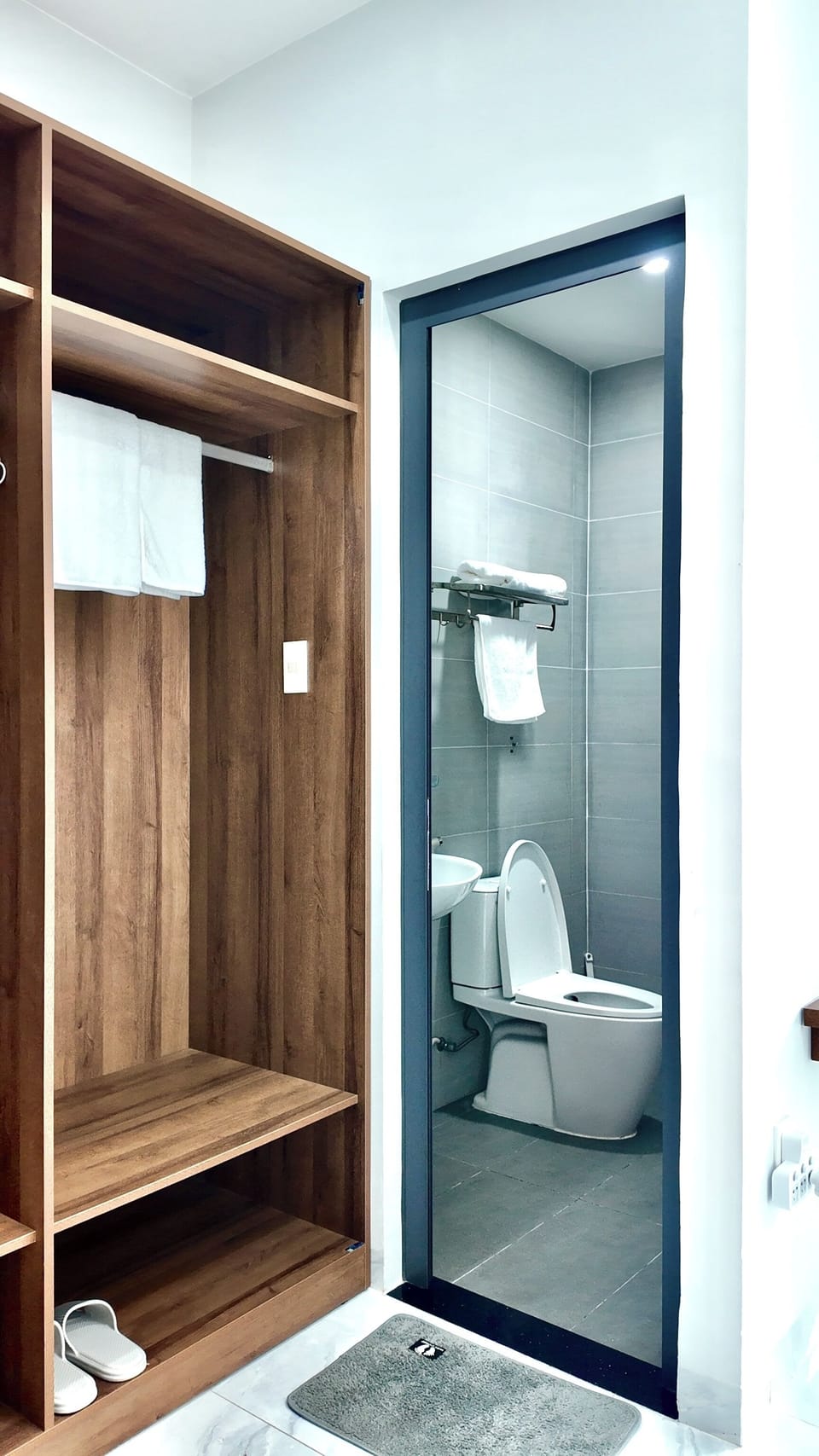 Comfort Double Room | Bathroom | Shower, free toiletries, hair dryer, slippers