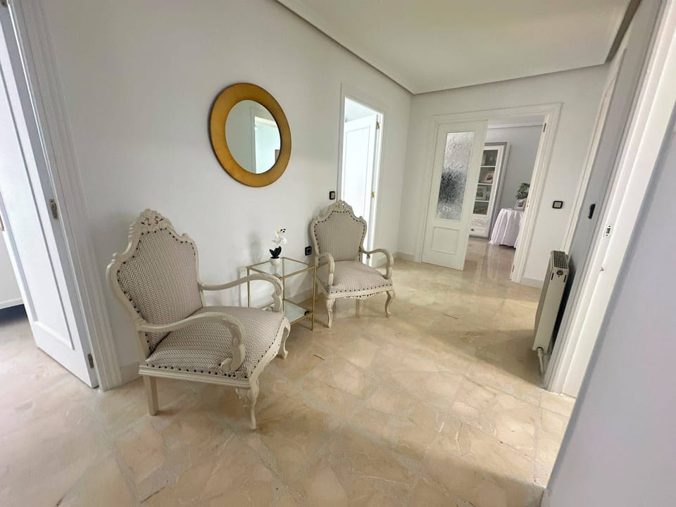 Classic Apartment, City View | Interior
