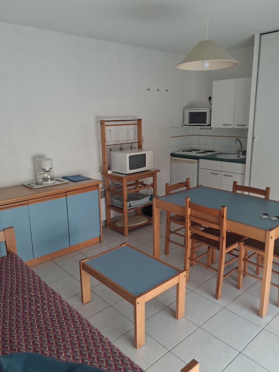 Dining table, kitchenette, and sliding terrace doors all in one open-plan space — the layout works well for groups of six