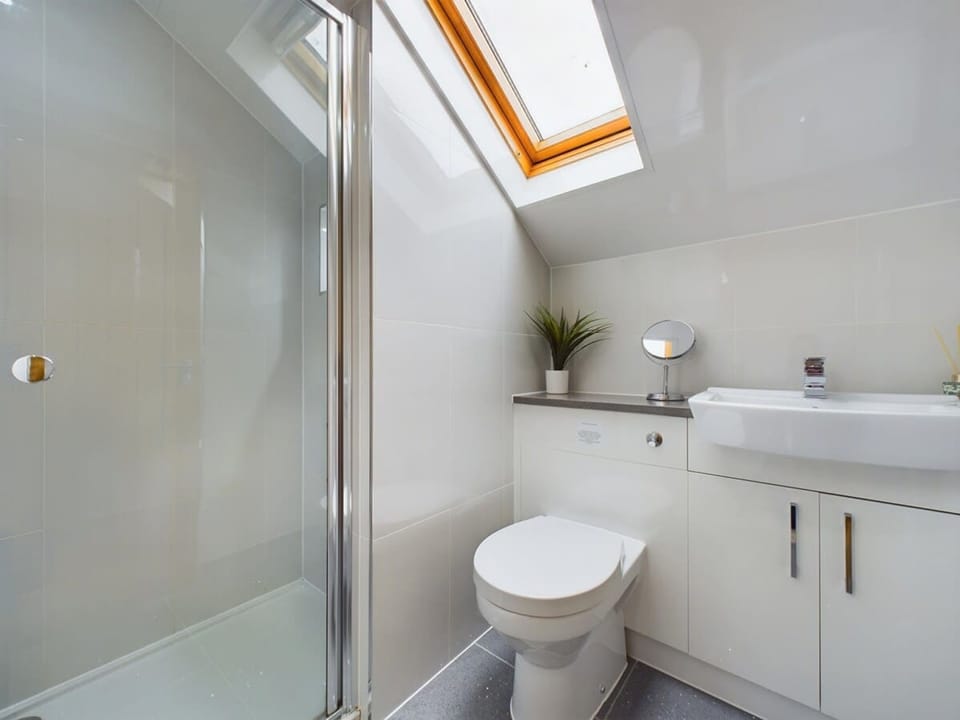 Modern 4 Bed Walk to Pubs Shops and Countryside Apartment in England