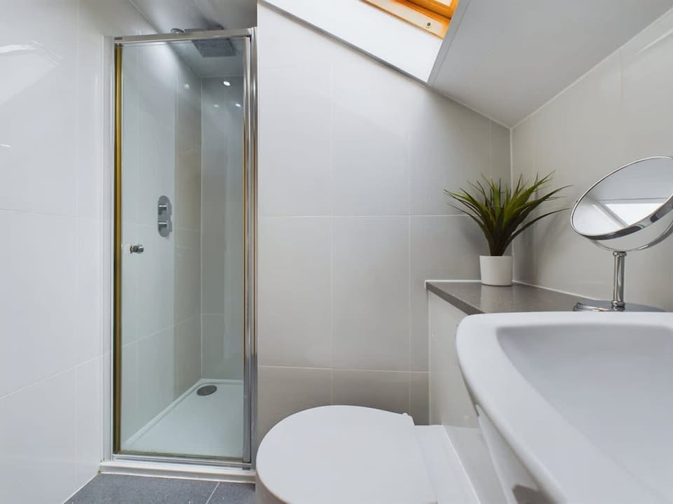Modern 4 Bed Walk to Pubs Shops and Countryside Apartment in England