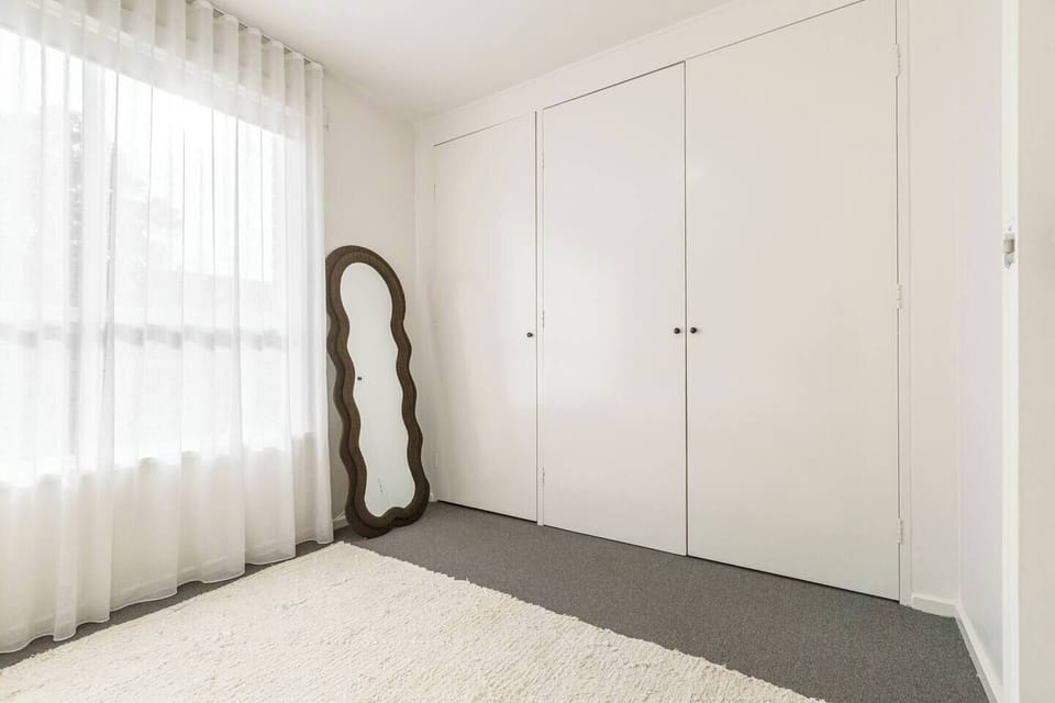 Store your belongings in the built-in wardrobe to keep the room tidy.