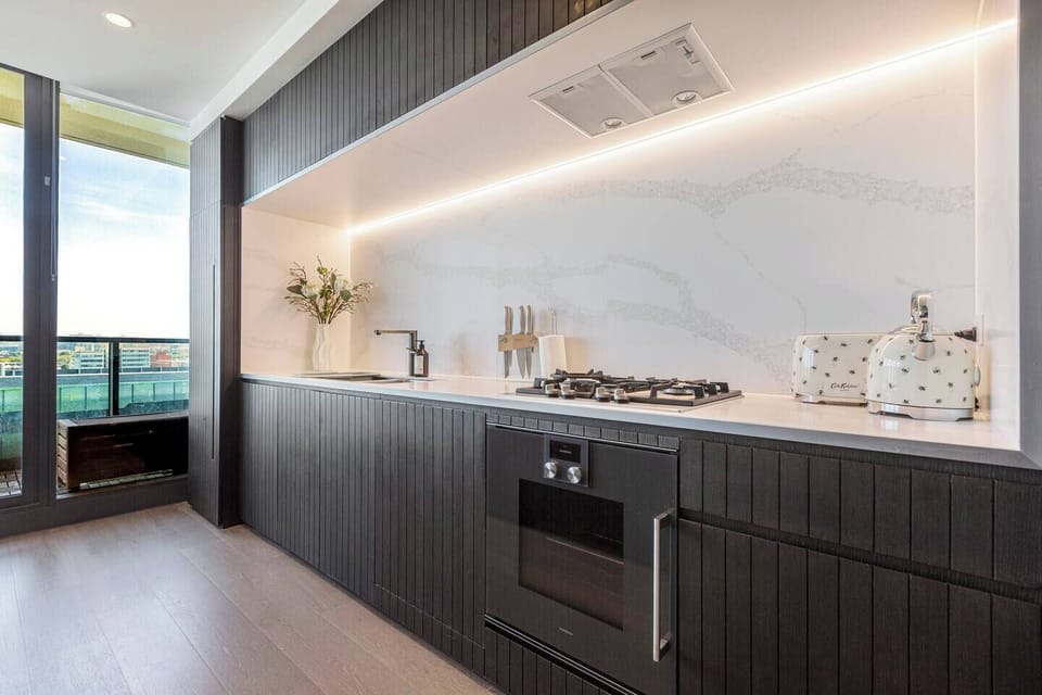 Prepare everything from quick breakfasts to full meals, with the oven, microwave, fridge, dishwasher, and French press supporting your routine.