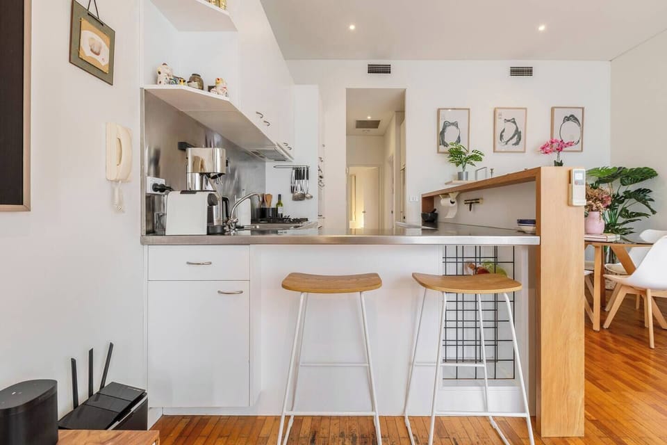 Start the morning at the breakfast bar with fresh coffee and pastries before heading out to explore Richmond’s sporting precinct and riverside paths.