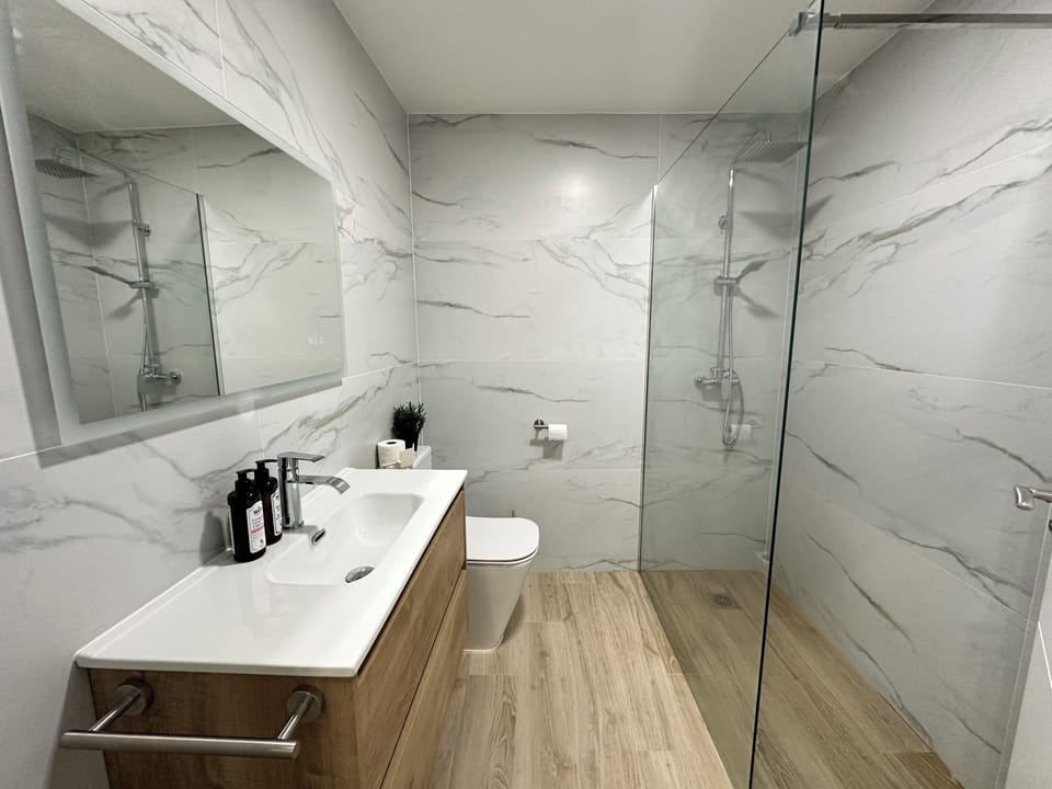 Comfort Apartment, Patio, City View | Bathroom