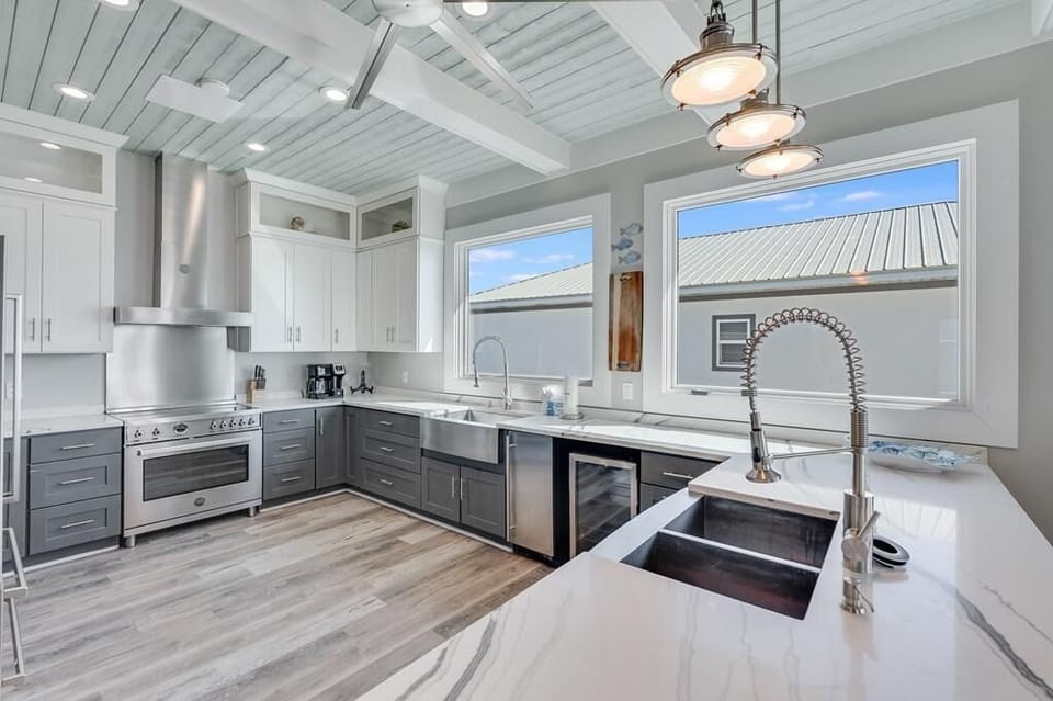 House, Multiple Beds (Singing Waves) | Private kitchen