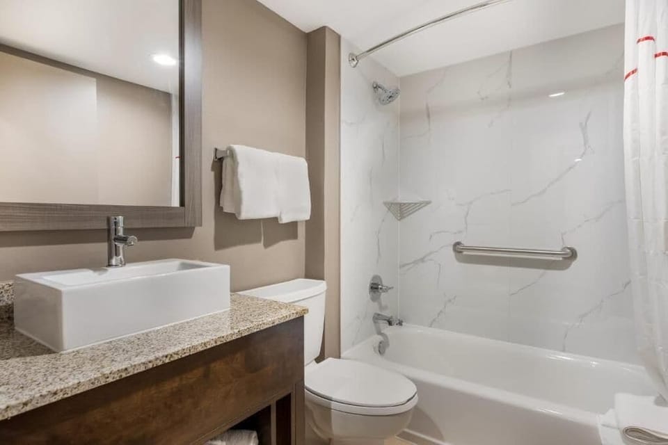 Single Room, Bathtub Grab Bars | Bathroom | Shower, towels, soap, shampoo