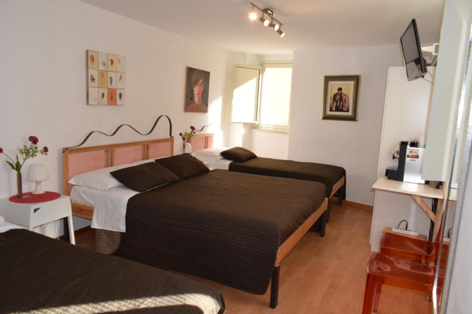 Minibar, free WiFi, bed sheets