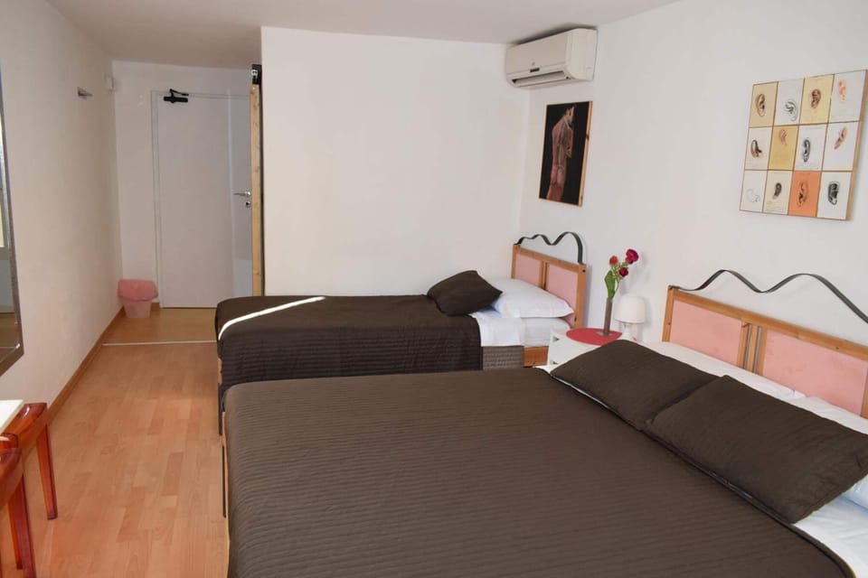 Minibar, free WiFi, bed sheets