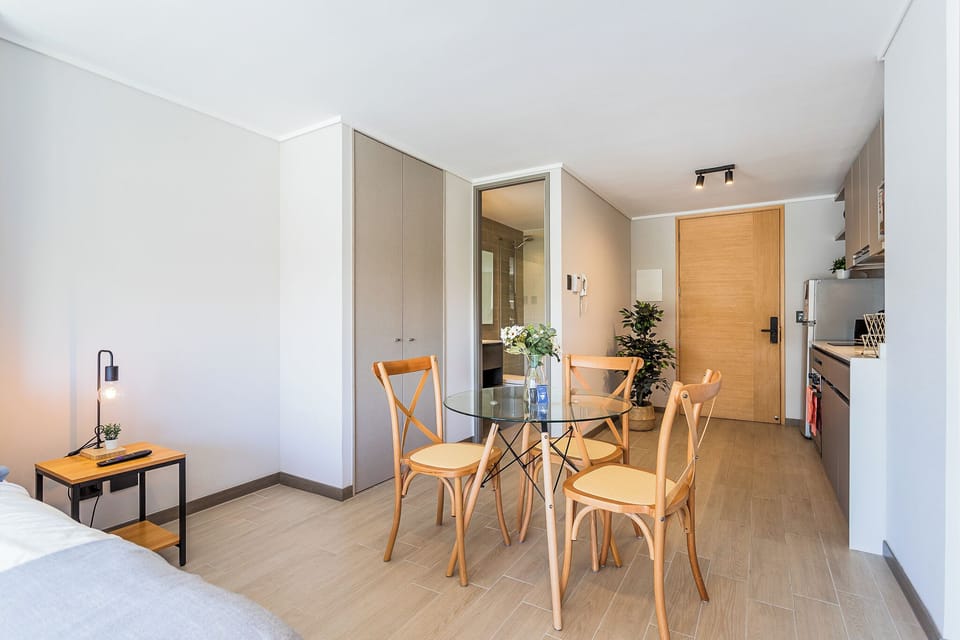 Studio, 1 Queen Bed, Pets Allowed | Dining
