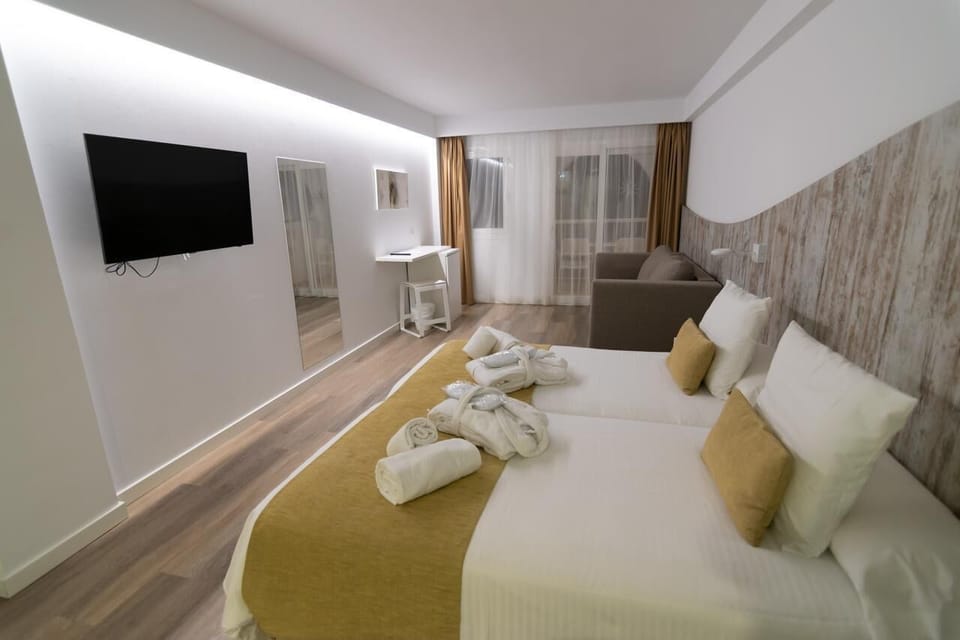 Double Room | Minibar, desk, blackout drapes, free WiFi