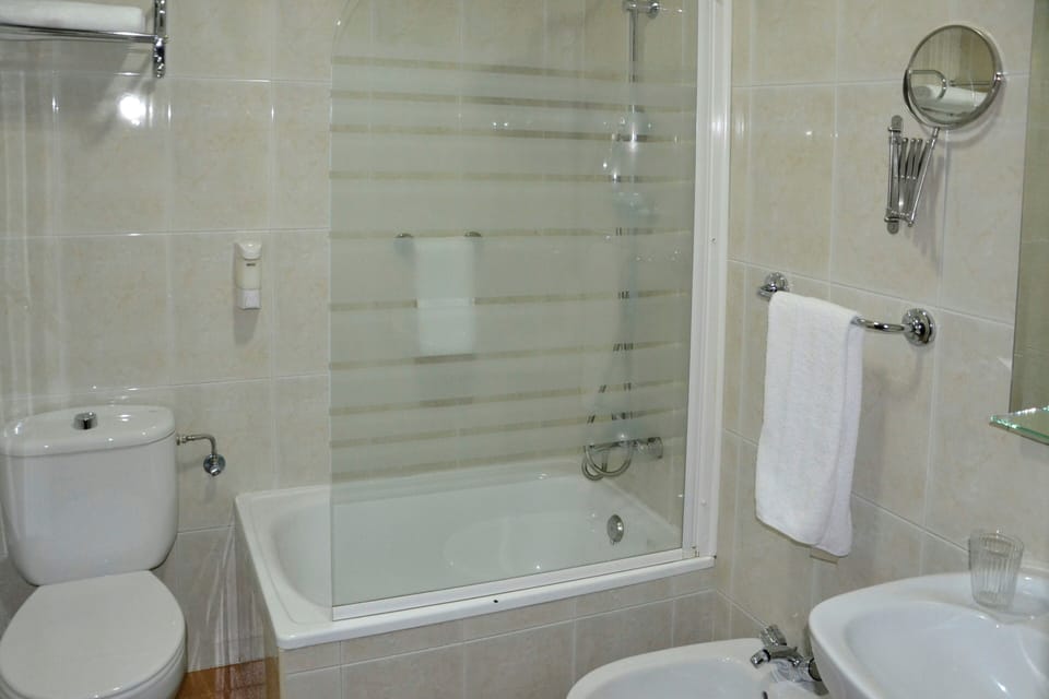 Basic Single Room | Bathroom | Combined shower/tub, free toiletries, hair dryer, towels
