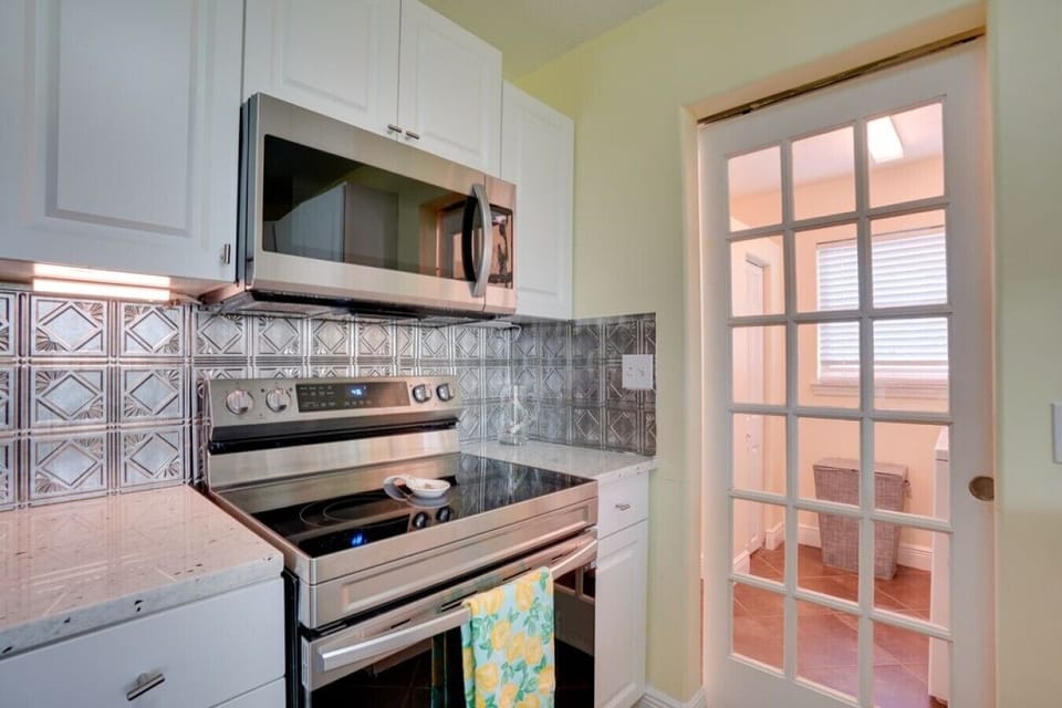 Kitchen | Stainless Steel Appliances | Decorative Backsplash