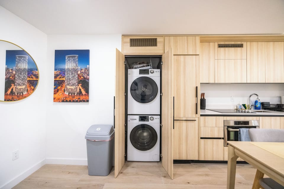 Coffee/tea maker, full-size fridge, microwave, oven
