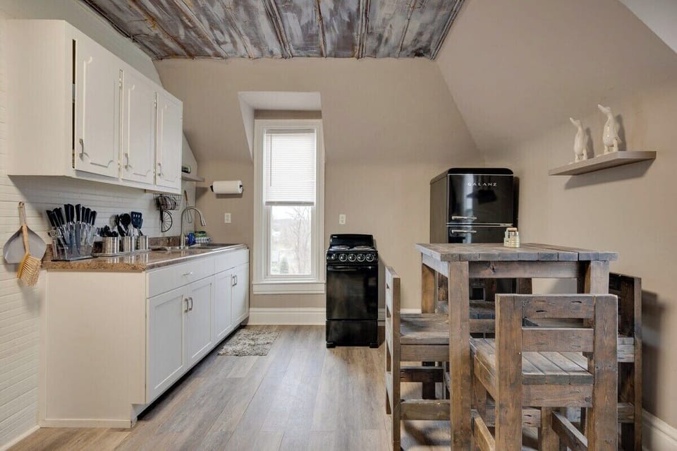 Kitchen & Dining Area