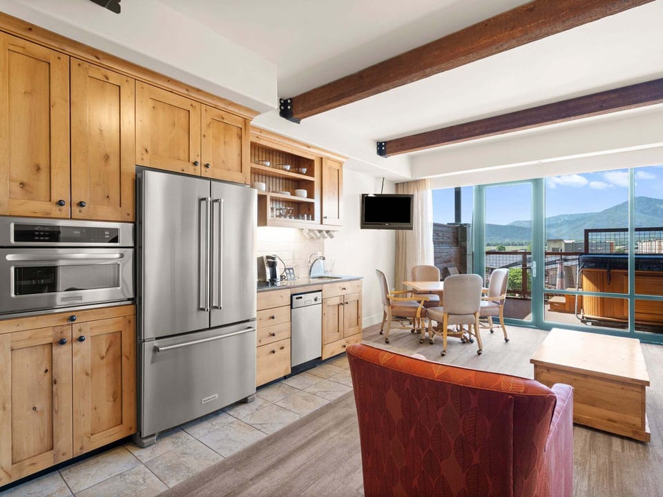 Full galley kitchen!