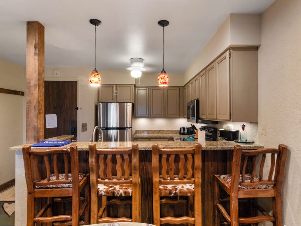 Kitchen / 4 Barstools