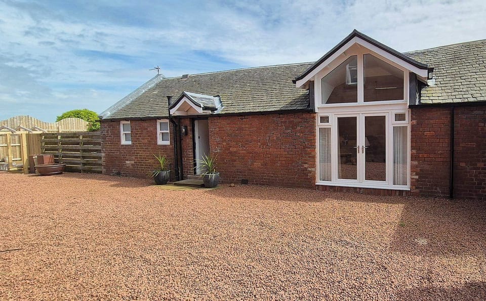 Fairways Cottage courtyard