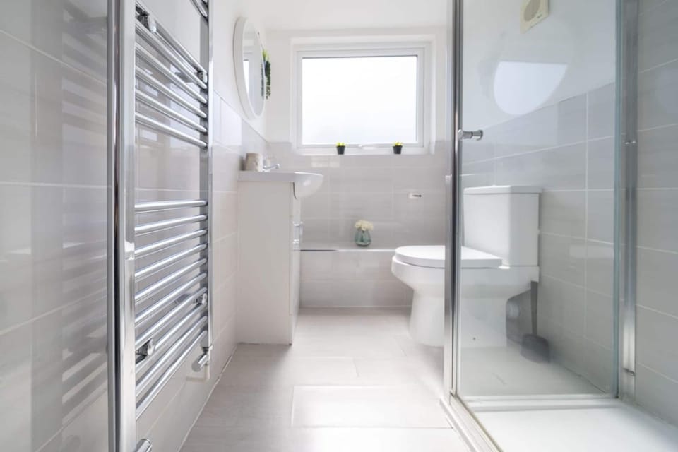 Premium 3 Bed Cardiff City Sleeps 9 With Free Parking House in Cardiff