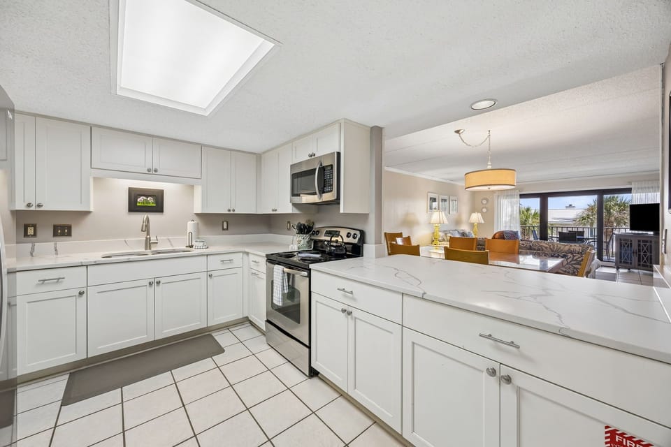 Great Kitchen with Full Size Appliances