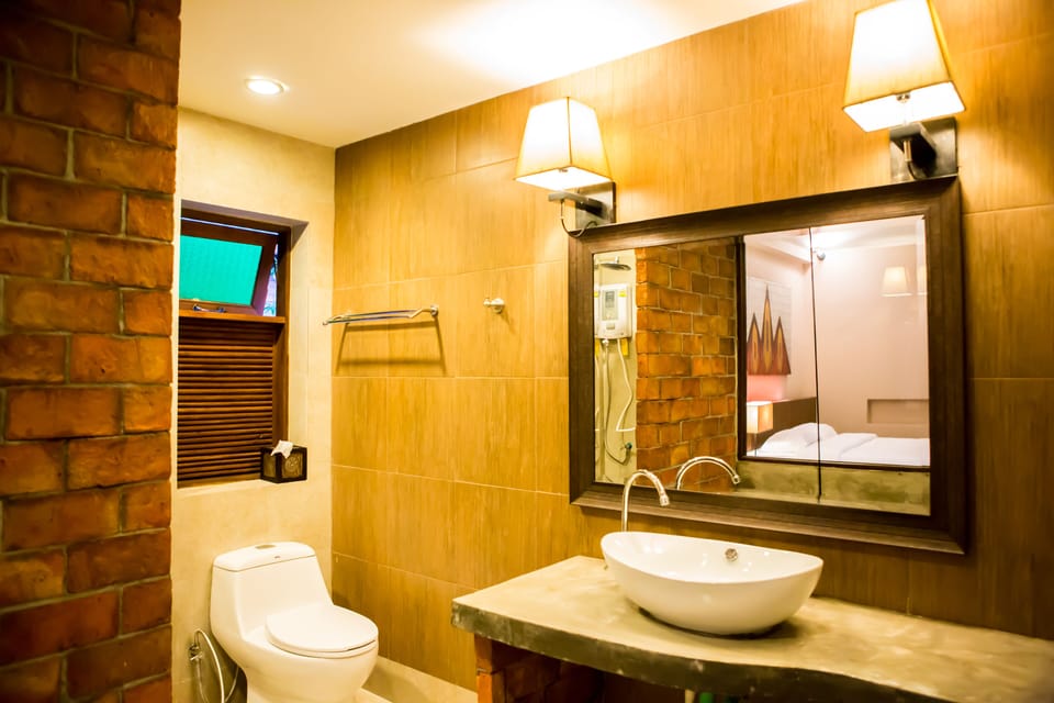 Superior Twin Room, Pool View | Bathroom | Shower, rainfall showerhead, free toiletries, hair dryer