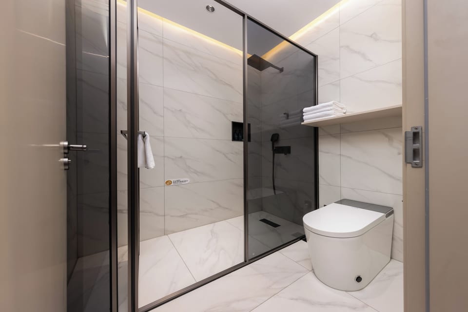 Deluxe Twin Room, City View | Bathroom