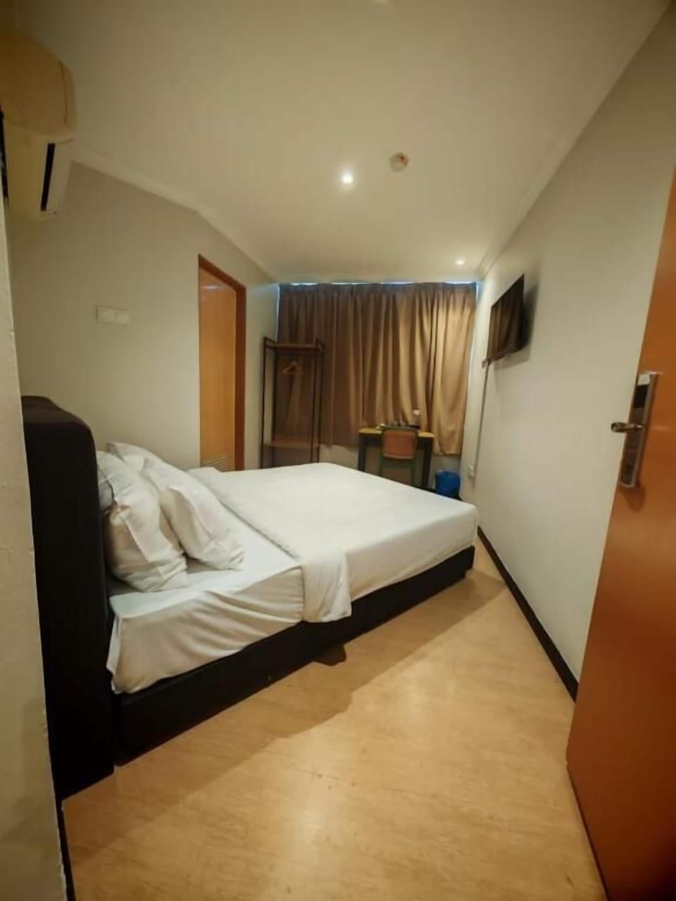 Deluxe Queen Room | Iron/ironing board, WiFi (free)