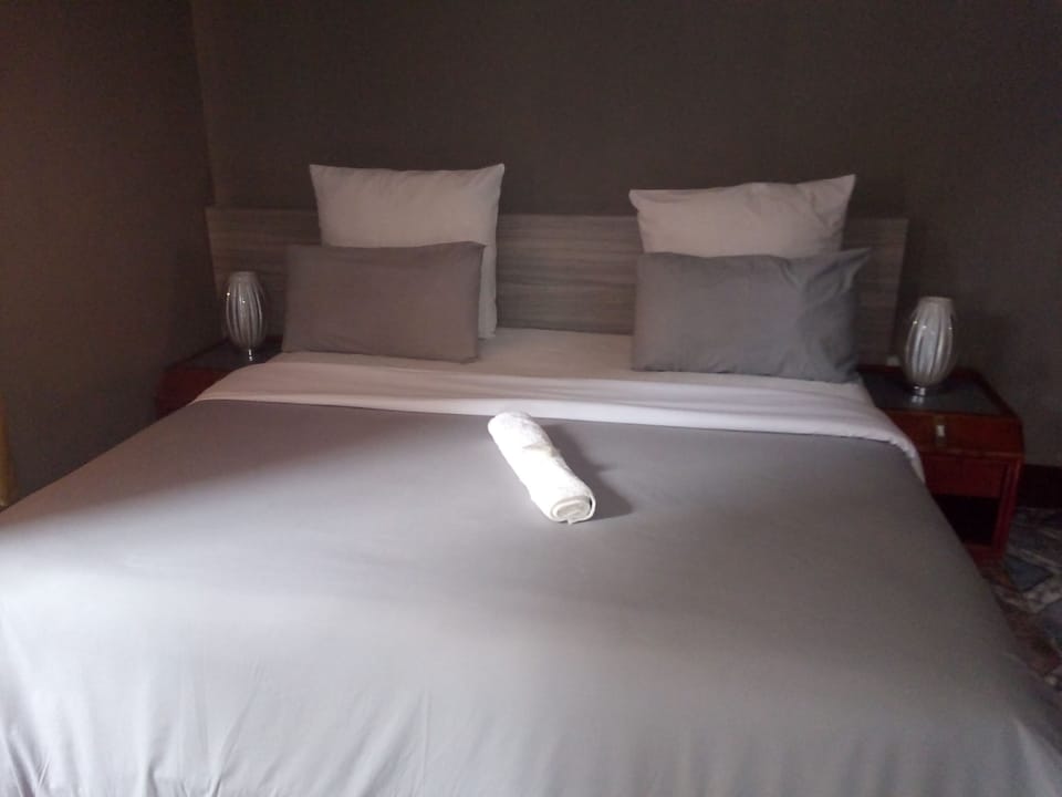 Premium bedding, in-room safe, individually decorated
