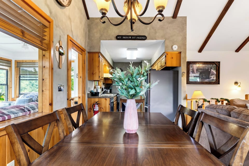 Dining space opening straight through to the kitchen