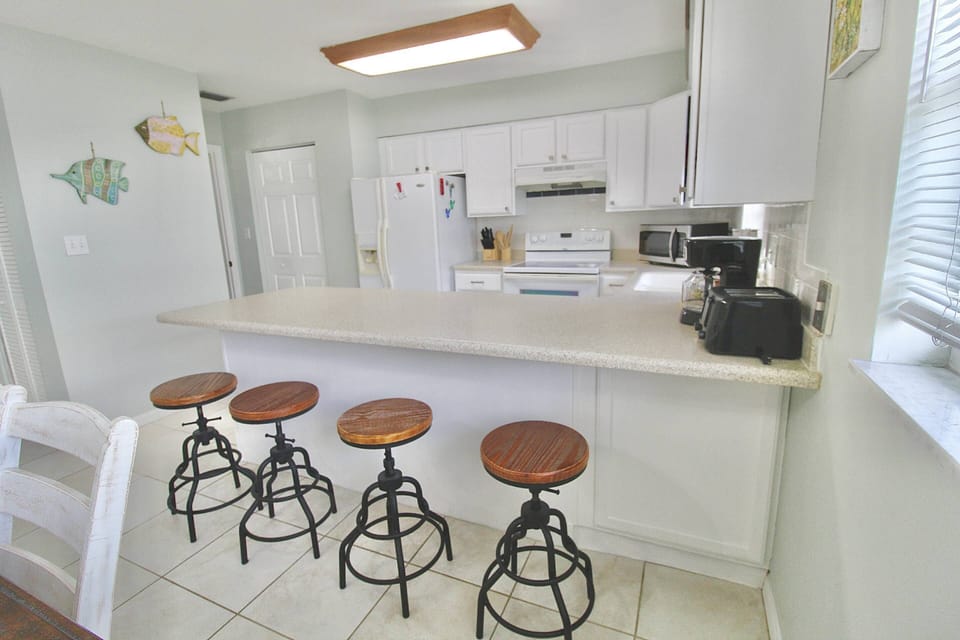4 additional barstool seating at the kitchen island.