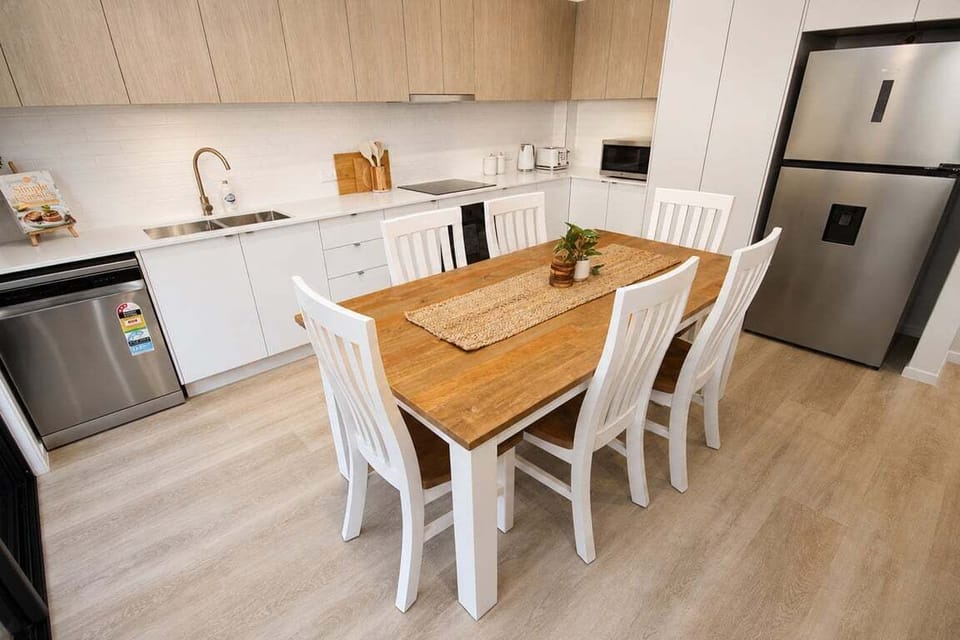 Kitchen & Dining – fully equipped kitchen with double sink, microwave, toaster, kettle, full-size fridge/freezer with ice dispenser & plenty of cookware and utensils.