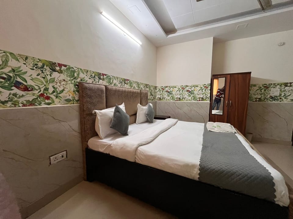Triple Room, Air conditioning | Laptop workspace, rollaway beds (surcharge), WiFi (free), bed sheets