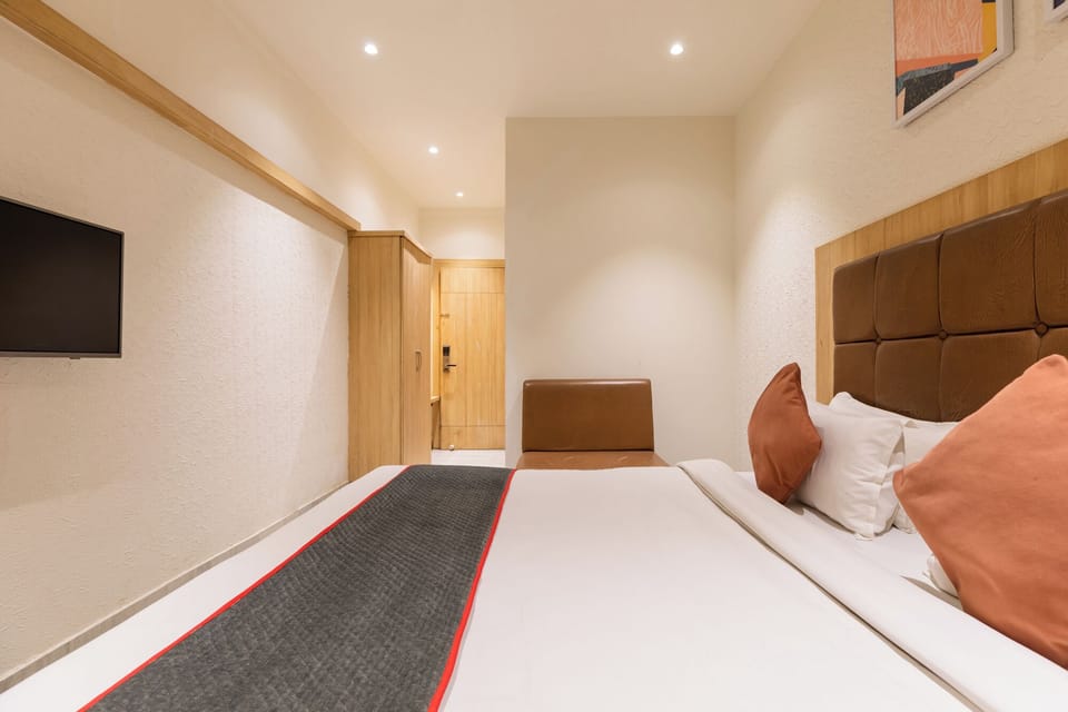 Deluxe Room | Egyptian cotton sheets, premium bedding, memory foam beds, desk