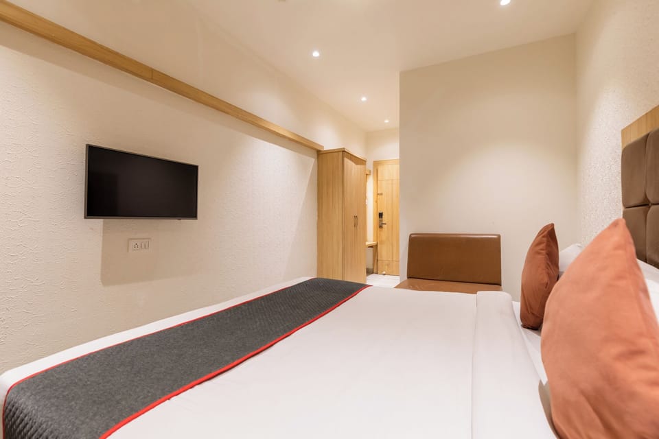 Deluxe Room | Egyptian cotton sheets, premium bedding, memory foam beds, desk